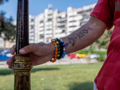 Sono realizzati in rame tibetano, di colore marrone, intervallati da ghiere in metallo giallo decorate da anelli metallici ornamentali e composti da pi� sezioni che vengono inserite una dentro l�altra per facilitarne il trasporto